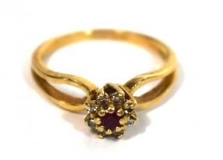 10kt Yellow Gold Ring with Gemstones Ring. Weighs 1.3 g.