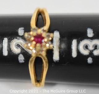 10kt Yellow Gold Ring with Gemstones Ring. Weighs 1.3 g.