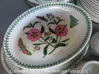 Botanical motif dinnerware - 88 pieces 