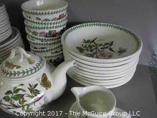 Botanical motif dinnerware - 88 pieces 