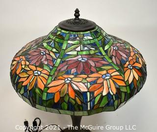 Tiffany Style Table Lamp With Flower Design Stained Glass Shade. 