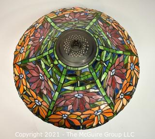 Tiffany Style Table Lamp With Flower Design Stained Glass Shade. 