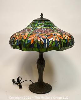 Tiffany Style Table Lamp With Flower Design Stained Glass Shade. 