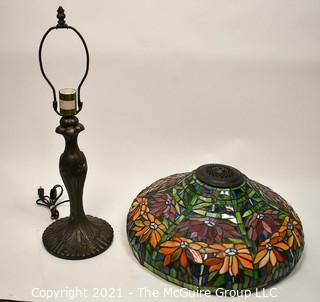 Tiffany Style Table Lamp With Flower Design Stained Glass Shade. 