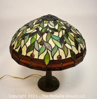 Tiffany Style Table Lamp With Leaf Design Art Glass Shade. *