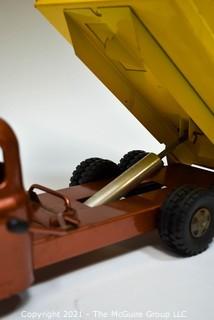 Vintage Pressed Steel Structo Hydraulic Dump Truck.