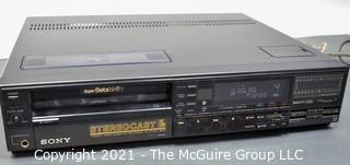 Sony Super BetaMax SL-HF 550 VCR WITHOUT REMOTE, powers on.