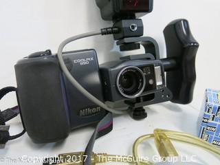 Nikon Coolpix 990; with Quantaray QTB-7500A flash; and Nikon AS-E900 Multi-Flash Adapter for E900S