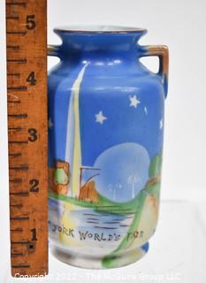 Vintage 1939 Porcelain New York Worlds Fair Double Handle Vase Made In Japan.  5" tall.