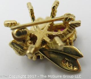 18k yellow gold bee pin with rubies and diamond; 4.5g; -#1205