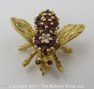 18k yellow gold bee pin with rubies and diamond; 4.5g; -#1205