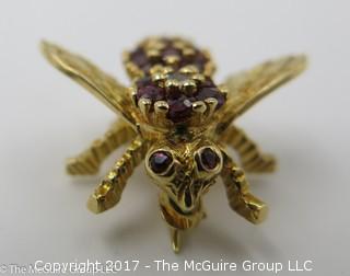 18k yellow gold bee pin with rubies and diamond; 4.5g; -#1205