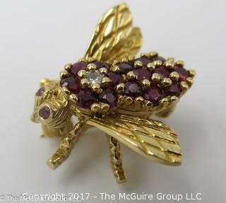 18k yellow gold bee pin with rubies and diamond; 4.5g; -#1205