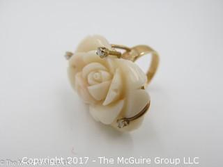 Ladies carved stone ring set in 14k yellow gold; size 7 1/4; 16g; #1241 