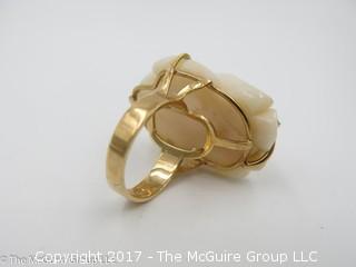 Ladies carved stone ring set in 14k yellow gold; size 7 1/4; 16g; #1241 