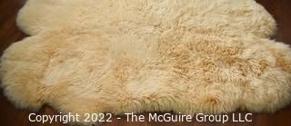 Safavieh Genuine Pelt Aybek Sheepskin Rug. 4' x 6'.