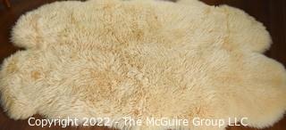 Safavieh Genuine Pelt Aybek Sheepskin Rug. 4' x 6'.