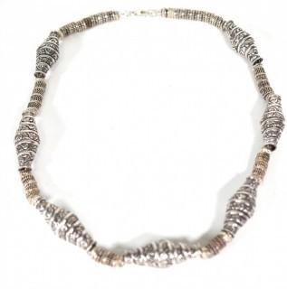 Silver Tone Bead Necklace. 