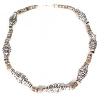 Silver Tone Bead Necklace. 