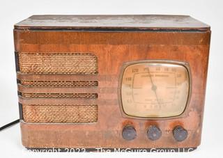 Vintage Standard Broadcast Shortwave Tube Radio 