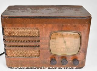 Vintage Standard Broadcast Shortwave Tube Radio 