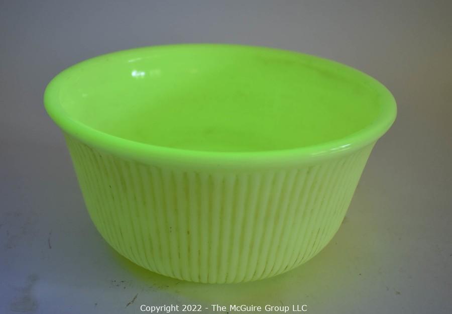 Sold at Auction: 3 Small Pyrex Mixing Bowls