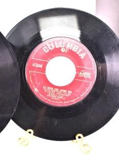 Collection of Vintage 45 RPM Vinyl Records Including The Platters, Doris Day, Fred Burton & Ertha Kitt. 