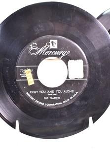 Collection of Vintage 45 RPM Vinyl Records Including The Platters, Doris Day, Fred Burton & Ertha Kitt. 