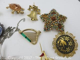 Assortment including ladies pins and brooches #1453