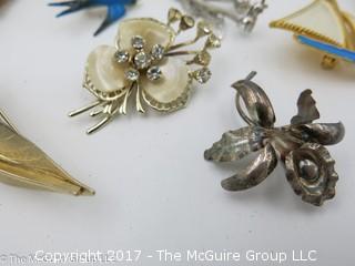 Assortment including ladies pins and brooches #1453