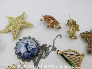 Assortment including ladies pins and brooches #1453