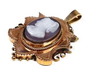 18K Gold Historicism Pendant With Cut Layered Agate Cameo. 4 grams 