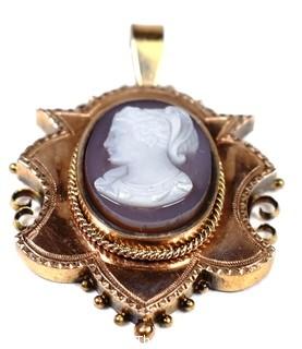 18K Gold Historicism Pendant With Cut Layered Agate Cameo. 4 grams 