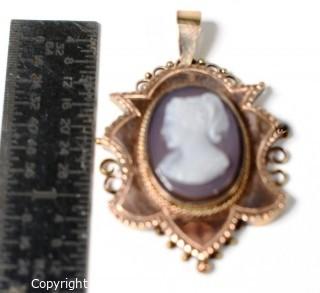 18K Gold Historicism Pendant With Cut Layered Agate Cameo. 4 grams 