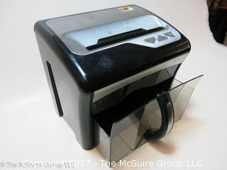 Staples desktop shredder; Model SPL-TXC 12MA