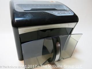 Staples desktop shredder; Model SPL-TXC 12MA