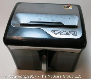 Staples desktop shredder; Model SPL-TXC 12MA