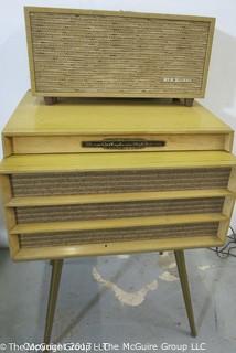 Vintage RCA Victor Dual Amplifier Stereo; powers up  