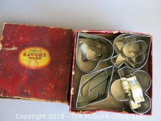 Vintage "Savory Ware" baking tins in original box 