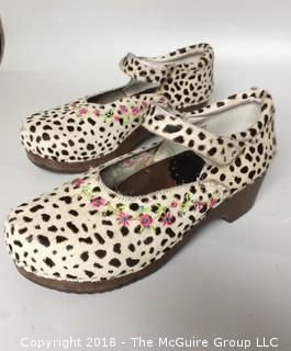 Hanna Andersson Women's Faux Fur Embroidered Mary Jane Clogs Size 38