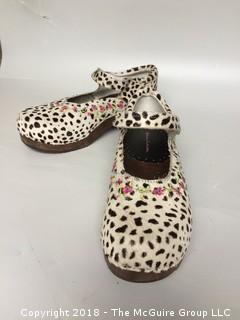 Hanna Andersson Women's Faux Fur Embroidered Mary Jane Clogs Size 38