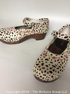 Hanna Andersson Women's Faux Fur Embroidered Mary Jane Clogs Size 38