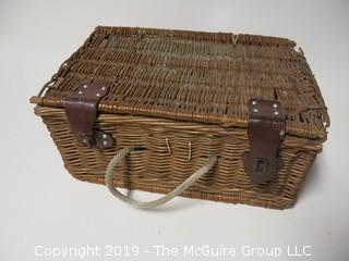 Wicker hinged picnic basket