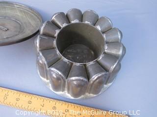 Cake Tin; lidded