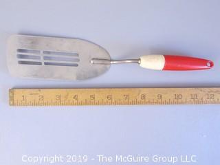 Spatula with red/white handle