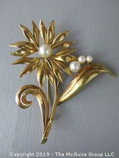 14 k gold brooch set with 4 pearls; 17.4g