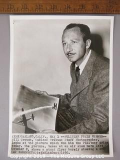 Photo: unaccredited: Historical; Americana: Pulitzer Prize winner Bill Crouch with his prize winning photo, 1950